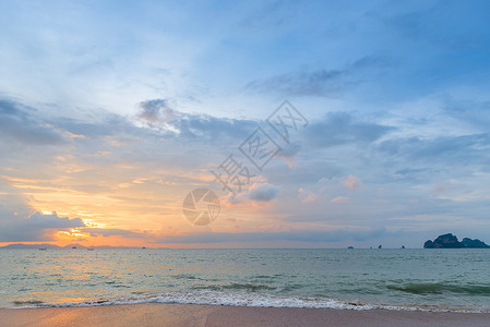 太阳边框边框左下角的美丽橙色日落泰陆和海景色背景