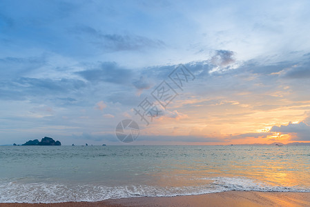 边框右下角美丽的橙色日落泰陆和海景色背景图片