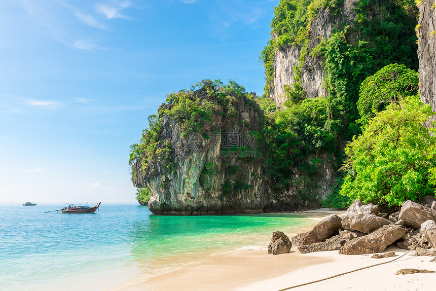 位于泰国的洪岛旅游目地仰望悬崖和海滩边的面图片