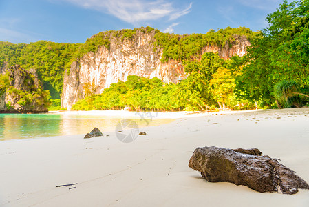 泰王国洪岛海滩上一块石头的密闭图片