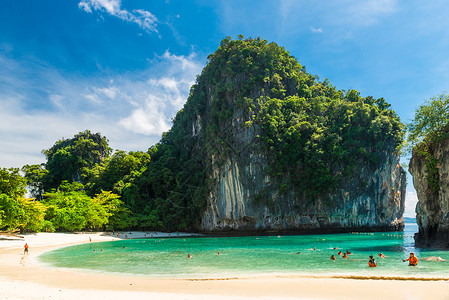 旅游者在泰国洪岛滑行背景图片