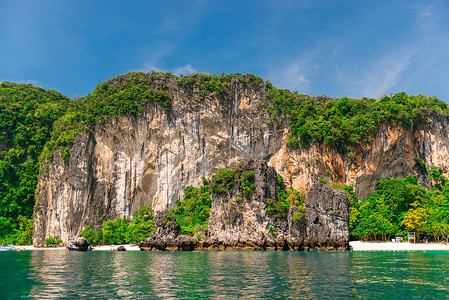 白色高的悬崖美丽沙滩位于泰国的洪岛高清图片