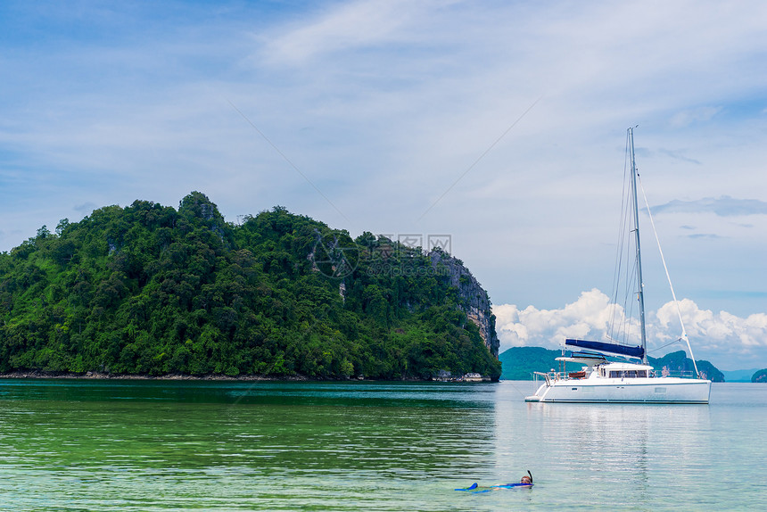 白色游艇位于安达曼海的泰陆美丽地方图片