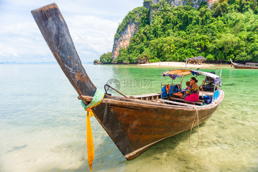旅游者在泰国的一条传统河船海上步行长尾巴图片