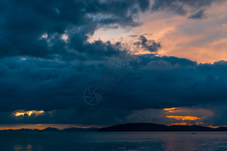 日落后海面上蓝色乌云的暗黑风景泰国度假胜地图片