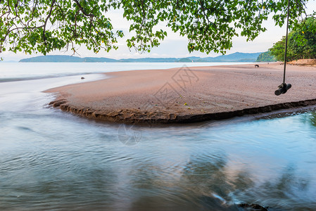 黎明Krabi度假胜地的沙滩泰兰是河流入大海的地方图片