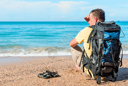 旅行者背包休息在沙滩上靠近海滨的泰国图片