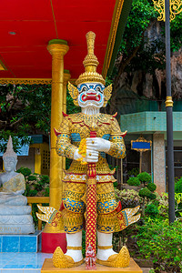 美丽的传统泰文警卫与布泽在寺庙里图片