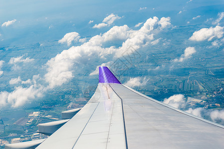 飞机在空中飞行图片