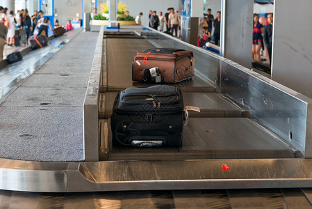 机场传送带上的手提箱图片