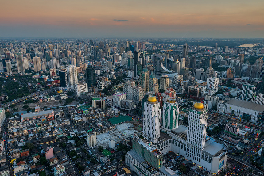 高摩天大楼的灰色都市一张高摩天大楼的Bangko照片图片