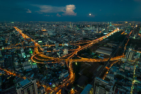 美丽的城市景色夜晚从高的泰兰邦科克图片