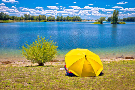 湖边海滩和风景观cosravin地区croti高清图片