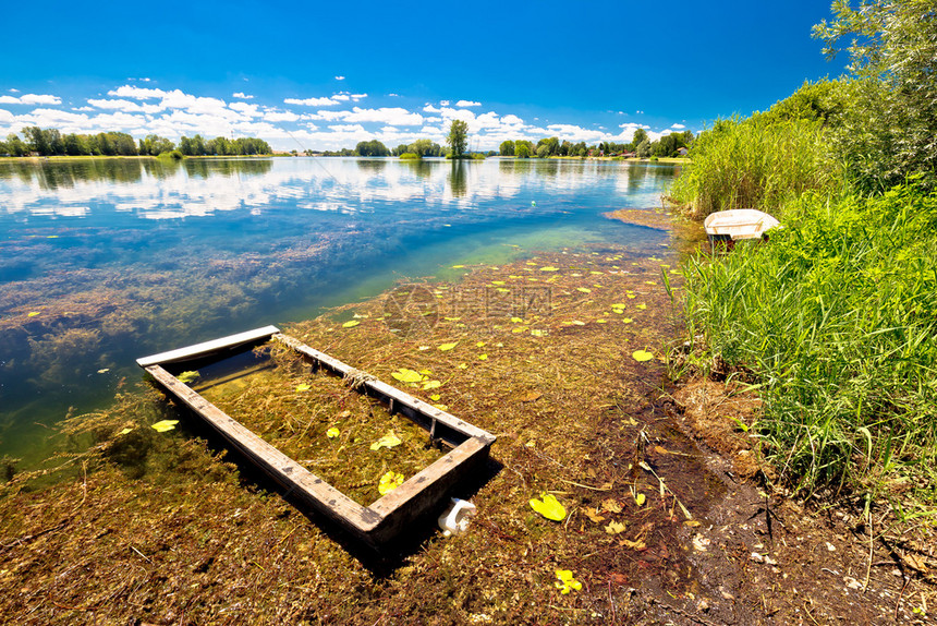 古老的沉船在苏德里察湖上鳄鱼的多拉维纳地区图片