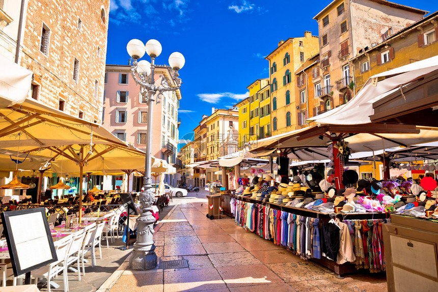 在Verona街和市场观中的Piazdelrb意大利的Vnto地区图片