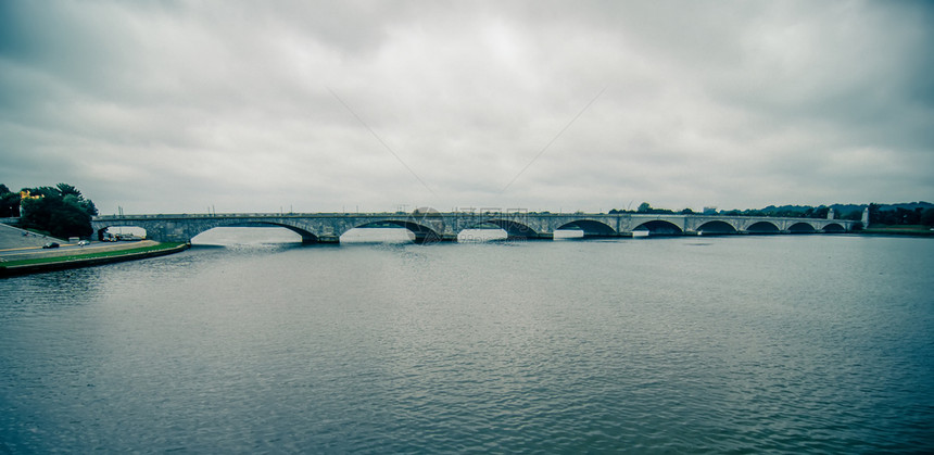 弗吉尼亚河和波多马克的阿尔林顿市中心图片
