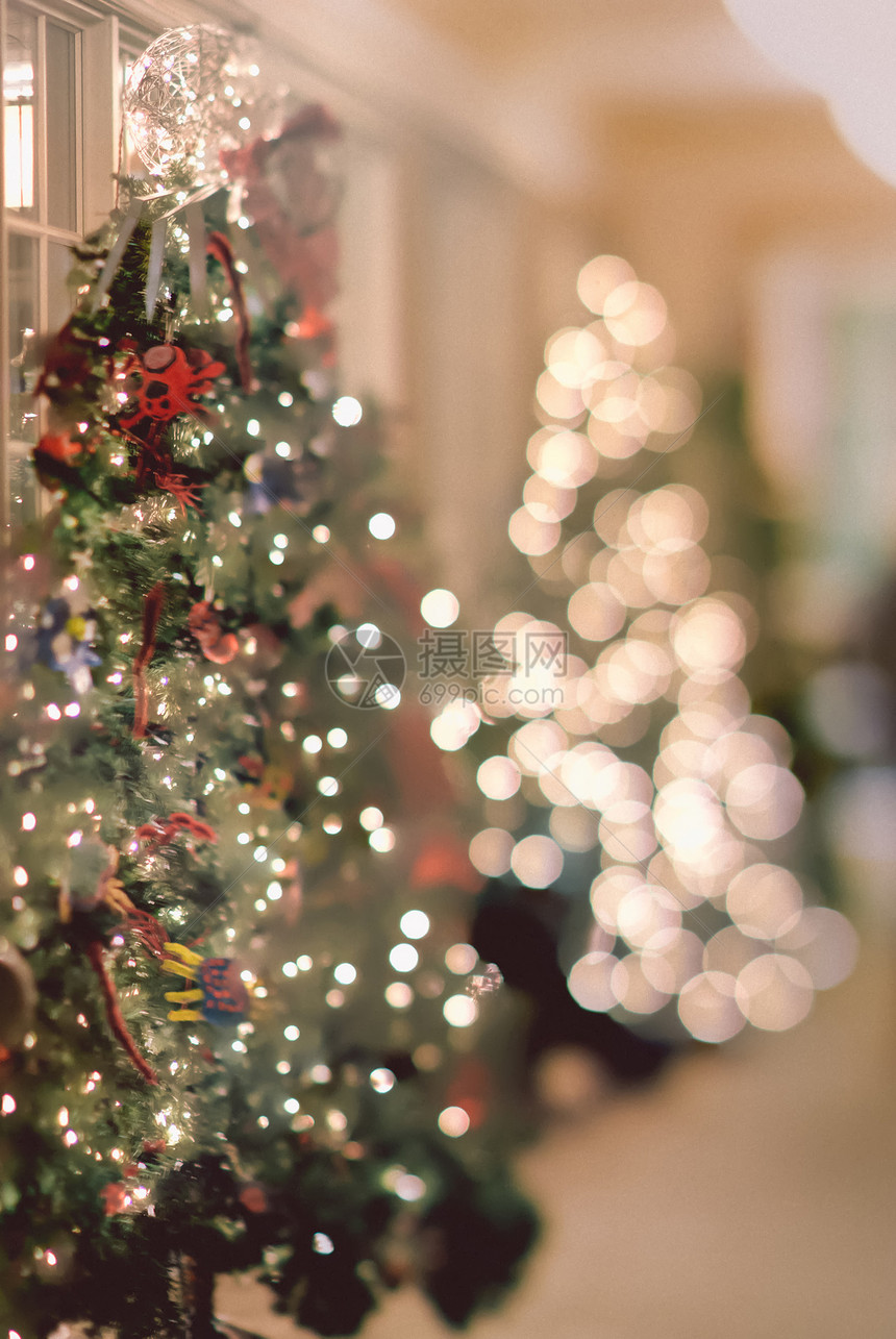 深浅田野的圣诞树和装饰品图片