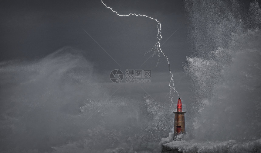 闪电冲过旧灯塔以及西班牙阿斯图里亚的河口码头图片