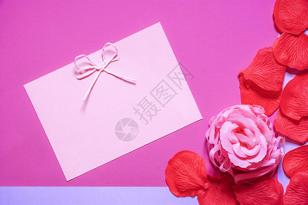 粉红玫瑰和花瓣用肥皂和纸笔制成贴在粉红色纸上完美如邀请函或贺卡图片