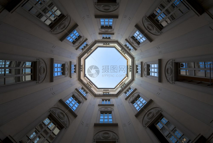 一个旧宫殿的内部以16毫米宽的透镜仰望天空图片