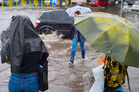 在暴雨中穿梭的妇女图片