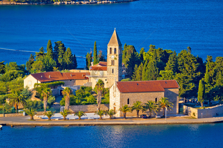 教堂和水边观的风景优美岛clamticroti群岛图片