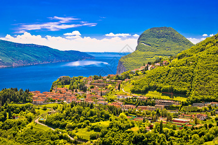 迦纳湖西海岸悬崖和意大利高巴地区Piev村风景图片