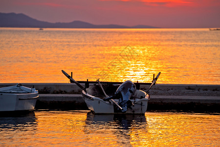 金色日落的老船在croati的Sukosn湾图片