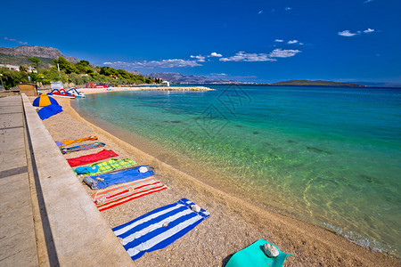 卡斯特拉湾croati的Dlmti地区卡斯特拉湾的边海滩上毛巾图片