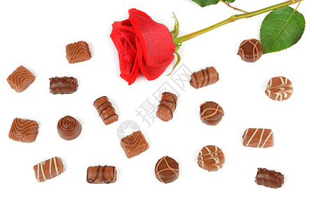 巧克力糖果和红玫瑰的杂类孤立在白色背景上平坦的躺下顶部视图免费的文字空间背景图片