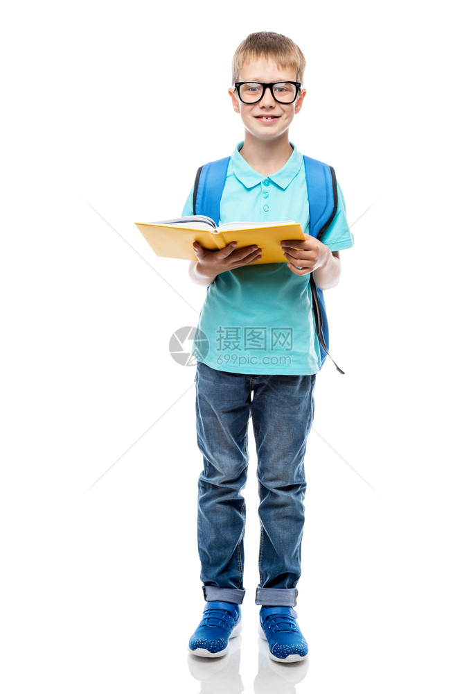 背着书包和拿着书本的微笑男孩图片
