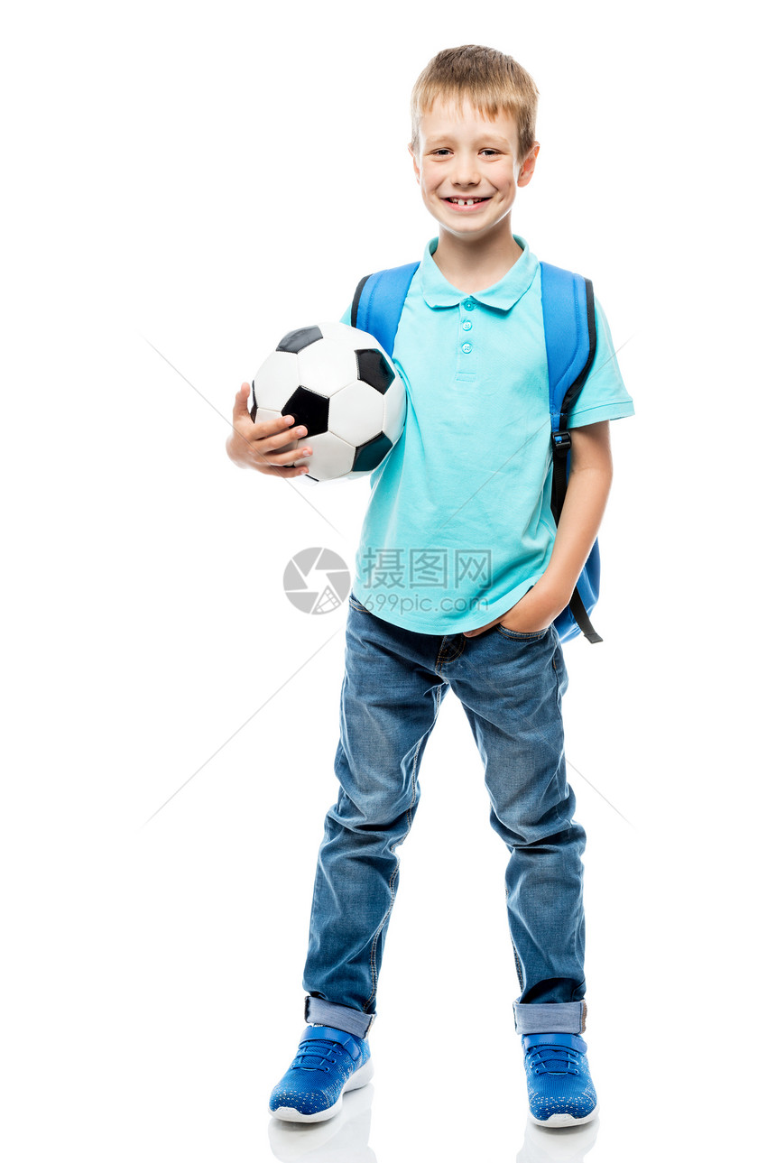快乐的男孩拿着足球摆姿势图片