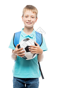 带着足球在演播室里玩耍的男孩背景图片