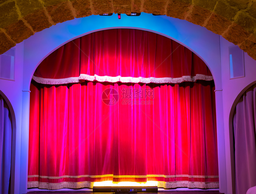红窗帘在一个古老的非常小意大利剧场图片