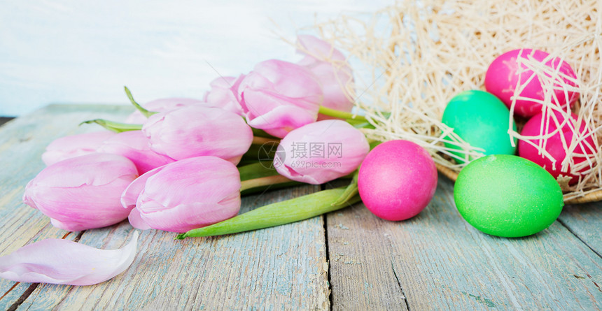 以粉红色郁金香花油漆的东方鸡蛋和结肠篮构成的东方品图片
