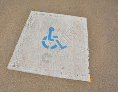 涂在沥青上的残疾人停车标志图片