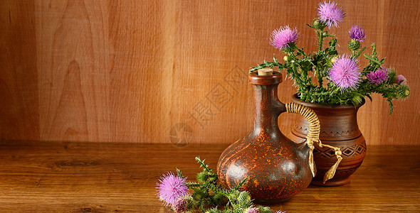 木制背景桌上的花瓶图片