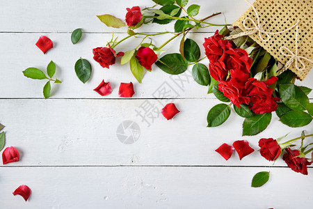 花朵组成白色木质背景上的红玫瑰文本空闲间平面顶部视图图片