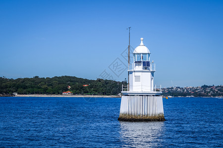 白灯塔在海中锡德尼湾澳洲背景图片