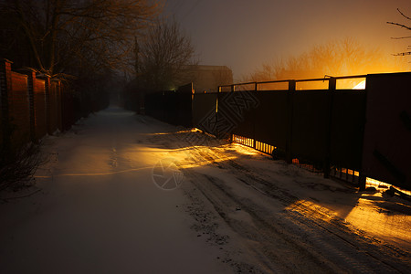 夜晚黄灯照亮的郊区道路背景图片