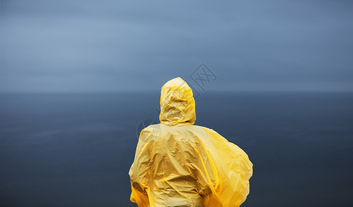 穿着黄色雨衣的女子图片
