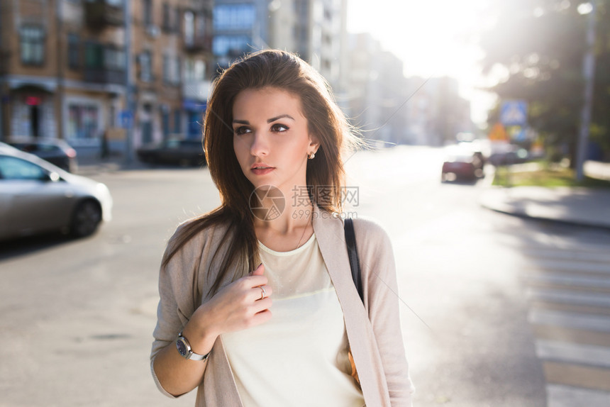 行走在街上看着摄像机的美女图片