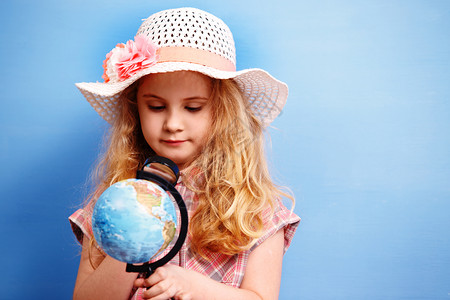 小女孩手拿地球仪图片