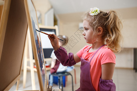 小女孩在学校美术课上画水彩画图片