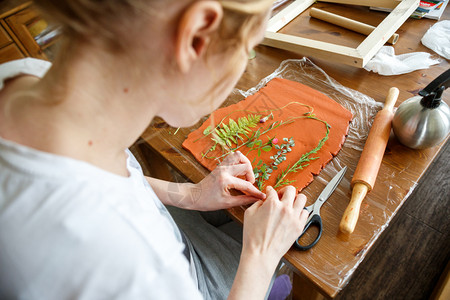 妇女在工作室制植物石膏工艺品图片