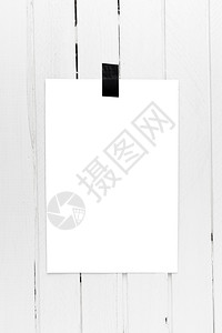 白海报挂在木板墙上的胶带您设计的模板背景白海报挂在木板墙上的胶带图片