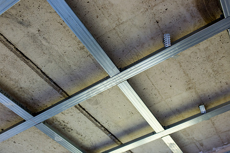 板梁古村在安装石膏板之前吊起天花板结构吊起石膏板之前背景