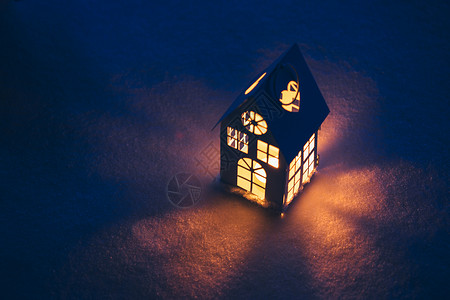 灯笼屋晚上在雪点燃蜡烛晚在雪点燃蜡烛图片