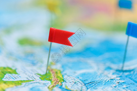 带有旗推船和世界的旅行概念带有旗推船和世界的旅行概念图片