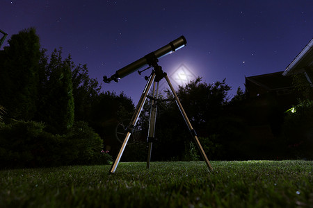 天文学和恒星观测概念一架望远镜站在后院其背景为夜空图片